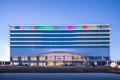 La Quinta by Wyndham Weifang South is a contemporary hotel surrounded by lush landscape and Yuhe River views